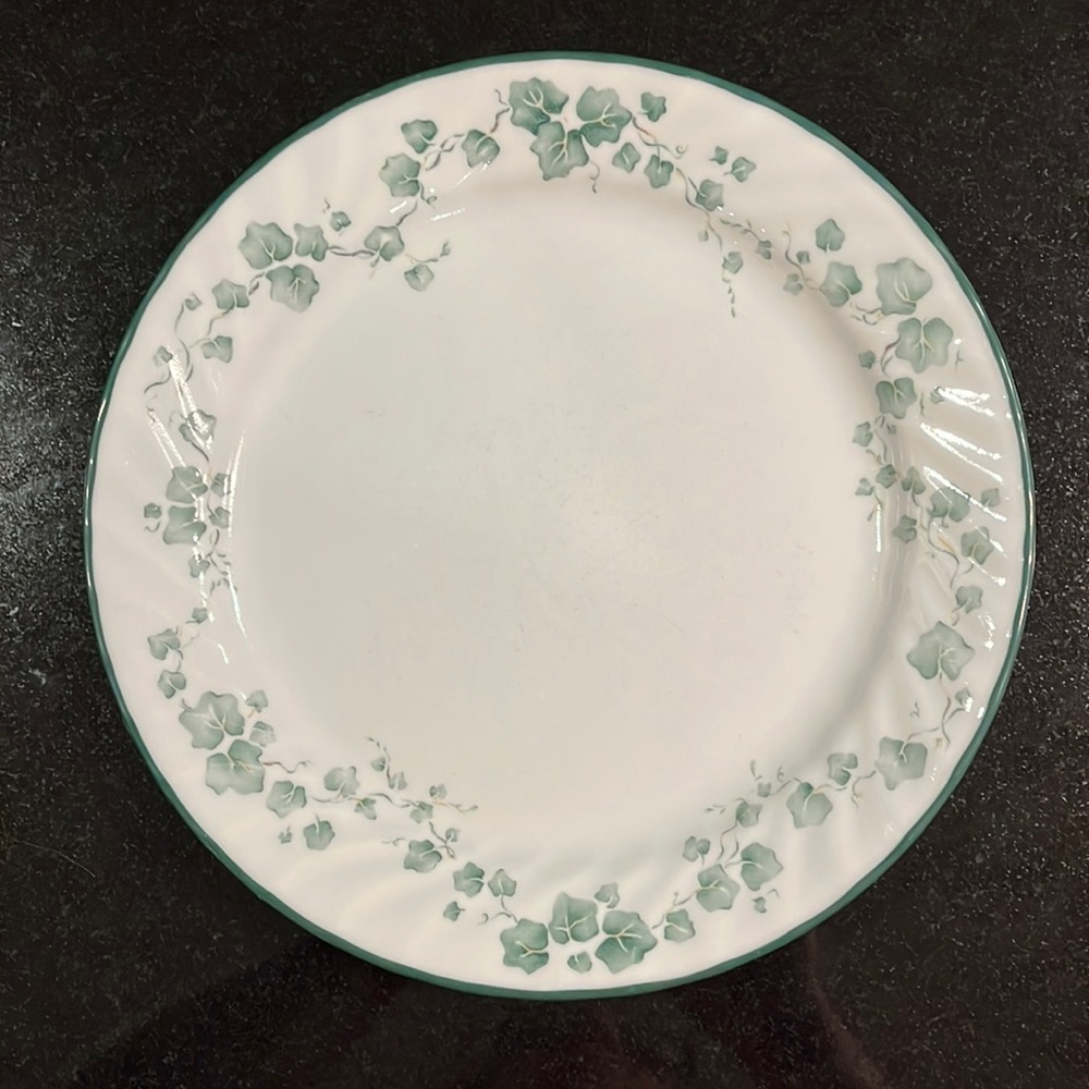 Callaway Ivy Dinner Plate by Corelle ~ EUC - Near Mint - 10 1/4"